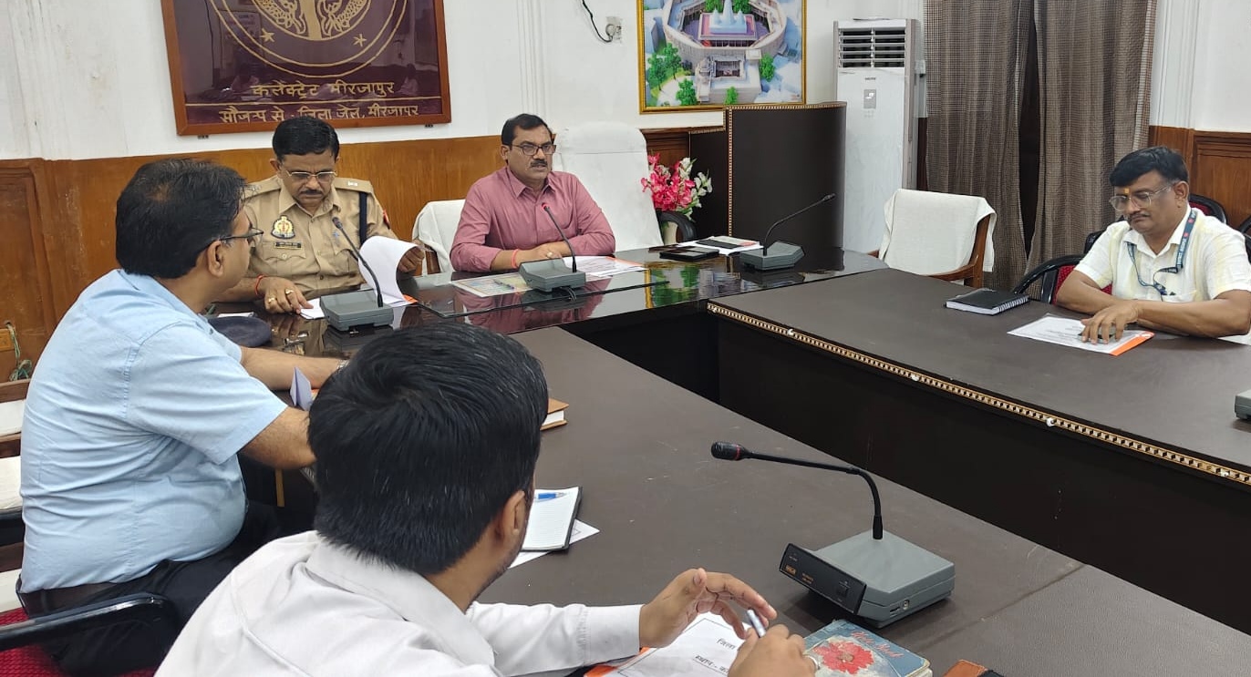 उच्चस्तरीय समीक्षा बैठक करते अपर जिलाधिकारी (वित्त एवं राजस्व) अजय कुमार सिंह और अपर पुलिस अधीक्षक (नक्सल) ओम प्रकाश सिंह। उच्चस्तरीय समीक्षा बैठक करते अपर जिलाधिकारी (वित्त एवं राजस्व) अजय कुमार सिंह और अपर पुलिस अधीक्षक (नक्सल) ओम प्रकाश सिंह।