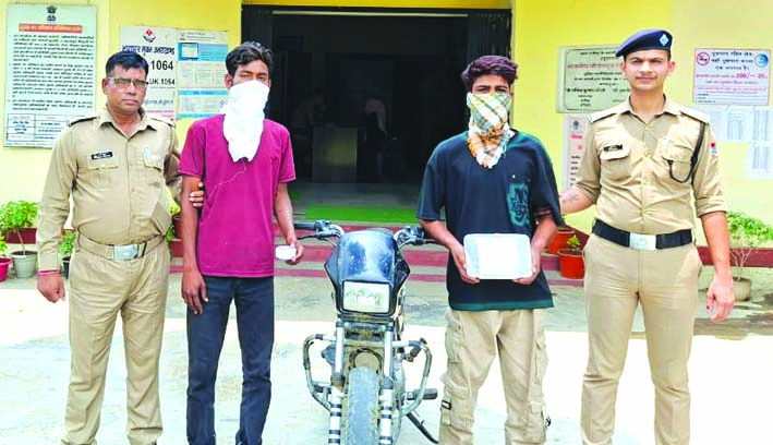 पुलिस गिरफ्त में आरोपित पुलिस गिरफ्त में आरोपित