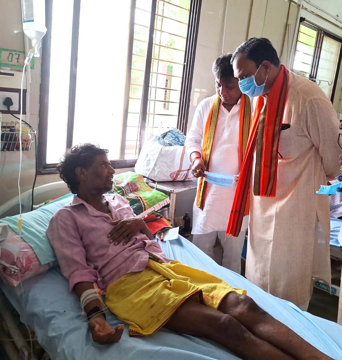 स्वास्थ्य मंत्री जायसवाल अस्पताल में उपचार करा रहे मरीज से चर्चा करते स्वास्थ्य मंत्री जायसवाल अस्पताल में उपचार करा रहे मरीज से चर्चा करते