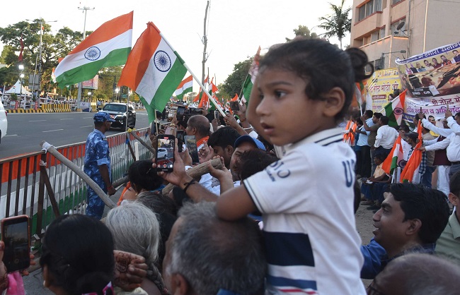 प्रधानमंत्री के रोड शो को देखने के लिए उमड़ी लोगों की भीड़ पटना की सड़को पर प्रधानमंत्री के रोड शो को देखने के लिए उमड़ी लोगों की भीड़ पटना की सड़को पर