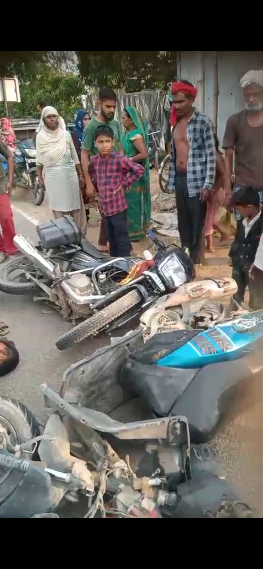 स्कूटी और बाइक की आमने-सामने की टक्कर। स्कूटी और बाइक की आमने-सामने की टक्कर।