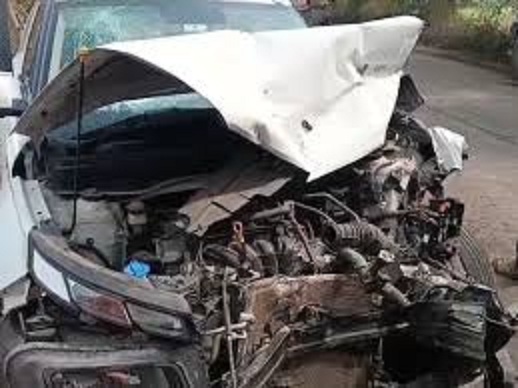 कंटेनर से टकराई तेज रफ्तार कार कंटेनर से टकराई तेज रफ्तार कार