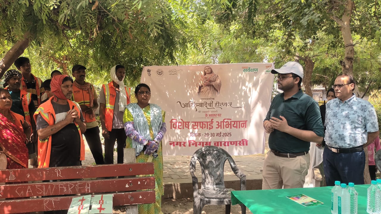 सम्मान करते नगर आयुक्त सम्मान करते नगर आयुक्त