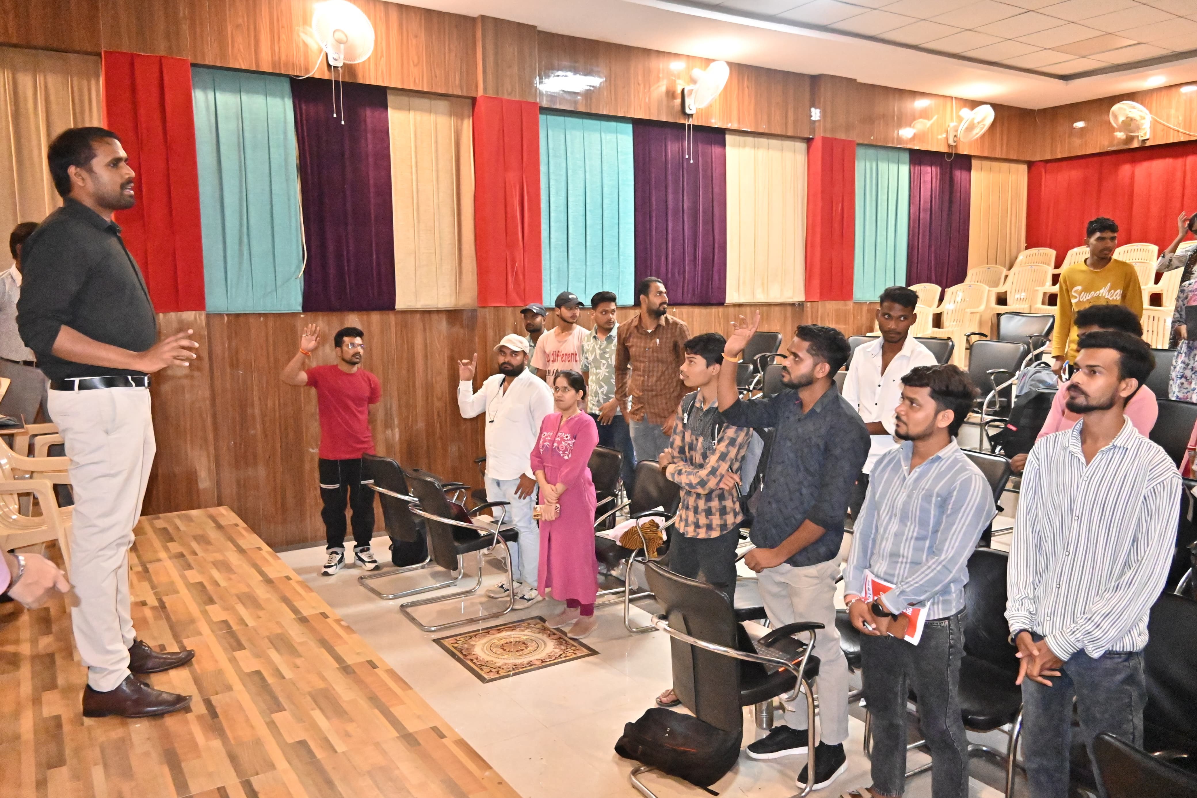 युवाओं को संबोधित करते हुए कलेक्टर अबिनाश मिश्रा। युवाओं को संबोधित करते हुए कलेक्टर अबिनाश मिश्रा।