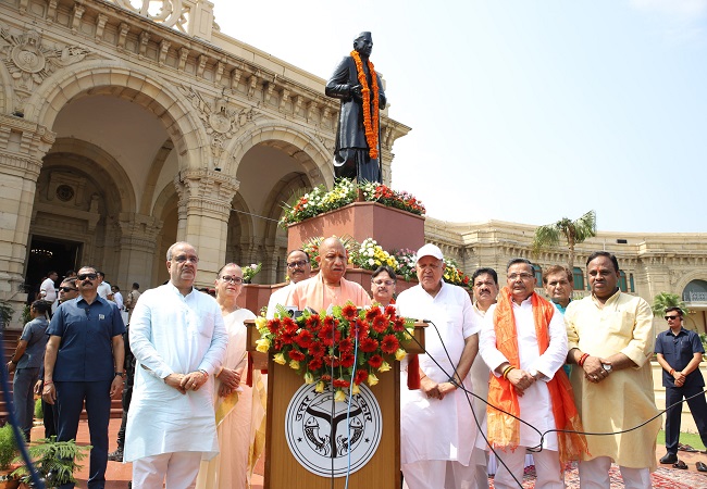 चौधरी चरण सिंह को श्रद्धांजलि अर्पित करते मुख्यमंत्री योगी चौधरी चरण सिंह को श्रद्धांजलि अर्पित करते मुख्यमंत्री योगी