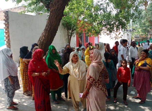 विरोध करती महिलाएं विरोध करती महिलाएं