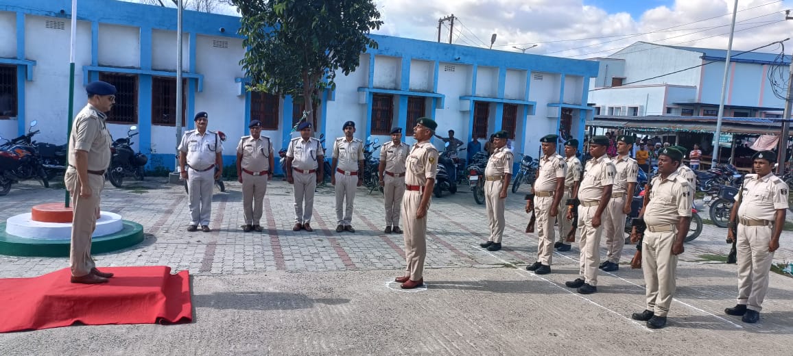 अररिया फोटो:पूर्णिया डीआईजी को गार्ड ऑफ ऑनर देते पुलिस के जवान