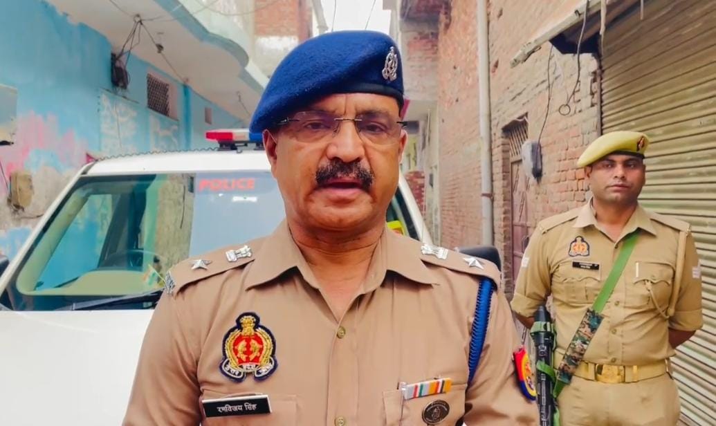 युवक की हत्या की जानकारी देते पुलिस अधीक्षक नगर कुमार रणविजय सिंह। युवक की हत्या की जानकारी देते पुलिस अधीक्षक नगर कुमार रणविजय सिंह।