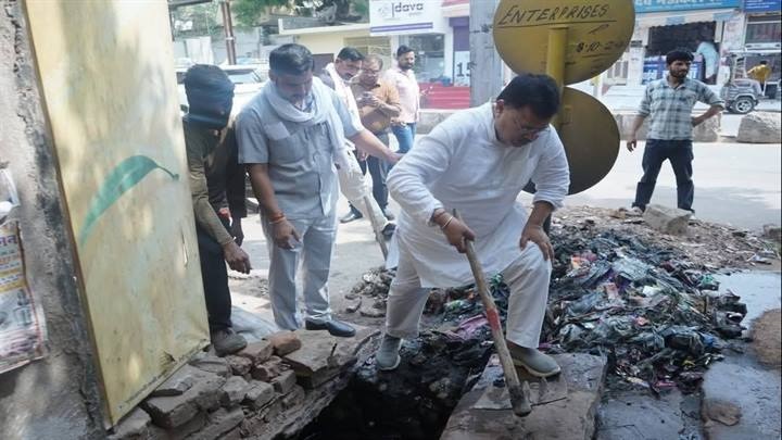 ग्वालियरः जनसेवा ही हमारा संकल्प” के तहत ऊर्जा मंत्री तोमर ने की सफाई