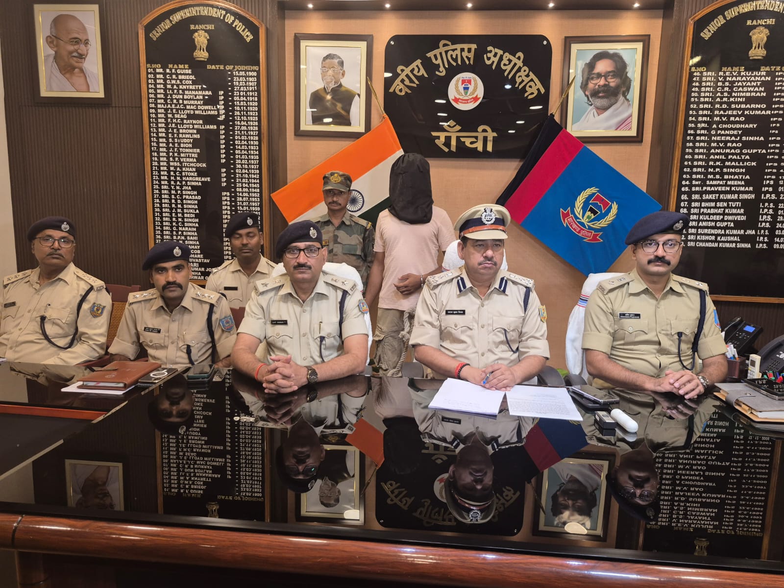 एसएसपी प्रेस कॉन्फ्रेंस करते हुए एसएसपी प्रेस कॉन्फ्रेंस करते हुए
