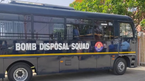 स्कूल-मॉल में बम की सूचना पर मचा हड़कंप स्कूल-मॉल में बम की सूचना पर मचा हड़कंप