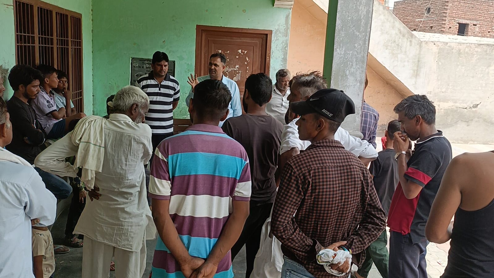 नशा विरोधी मुहीम में लोगों को जागरूक करते हुए सरकारी कर्मचारी। नशा विरोधी मुहीम में लोगों को जागरूक करते हुए सरकारी कर्मचारी।