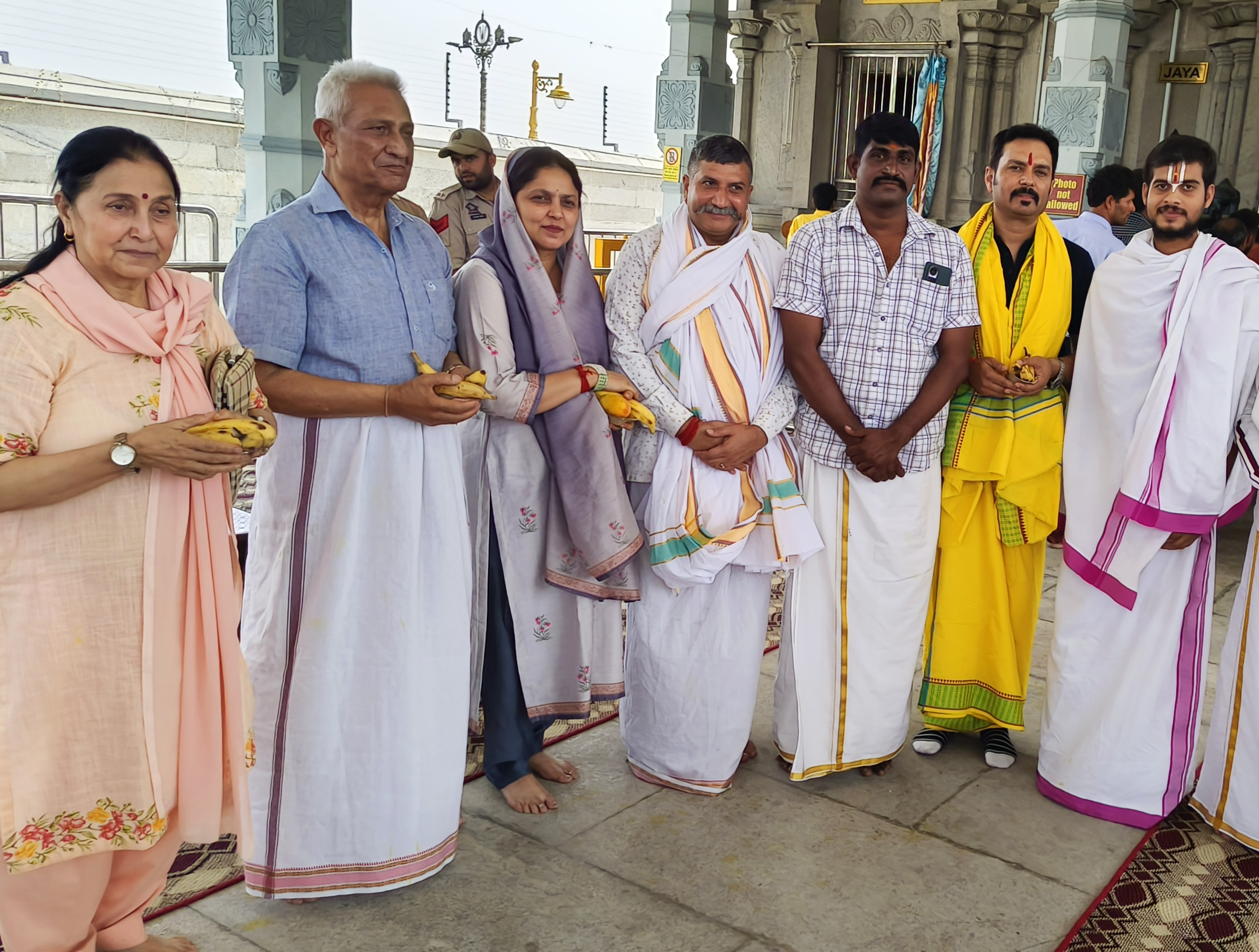 डीआईजी शिव कुमार शर्मा ने आज जम्मू के तिरुपति बालाजी मंदिर में विशेष अभिषेक समारोह में पूजा-अर्चना की डीआईजी शिव कुमार शर्मा ने आज जम्मू के तिरुपति बालाजी मंदिर में विशेष अभिषेक समारोह में पूजा-अर्चना की