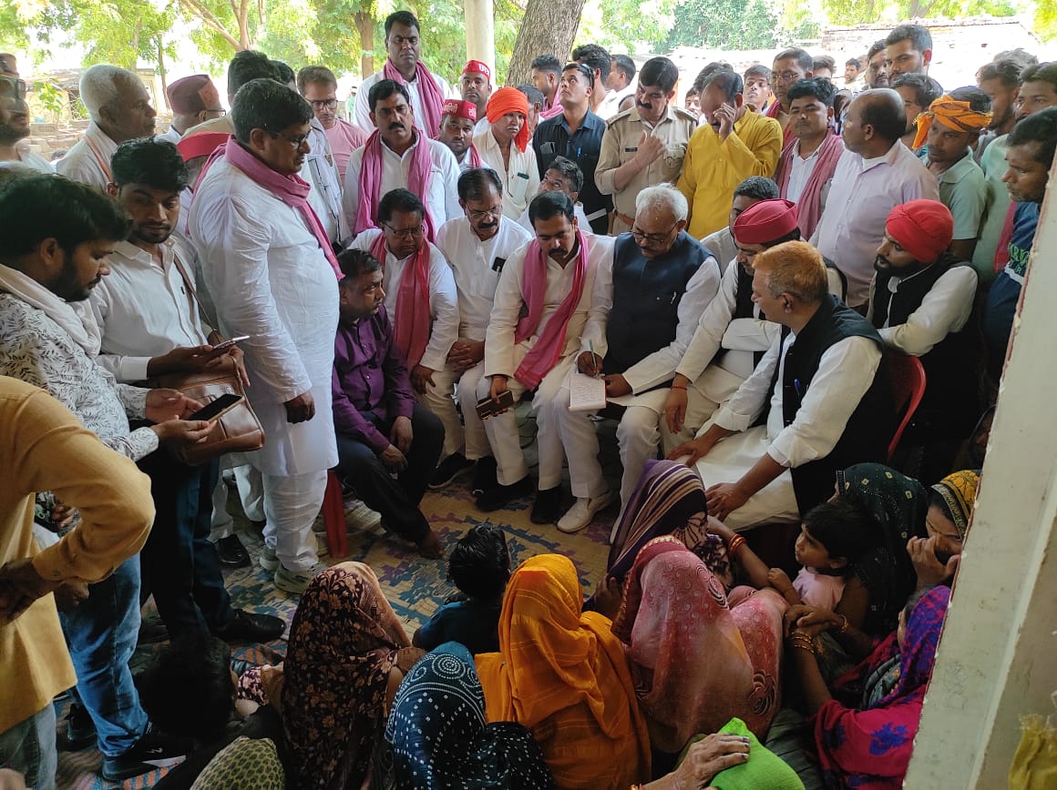 पीड़ित परिजनों से मिलते नेता प्रतिपक्ष लाल बिहारी पीड़ित परिजनों से मिलते नेता प्रतिपक्ष लाल बिहारी