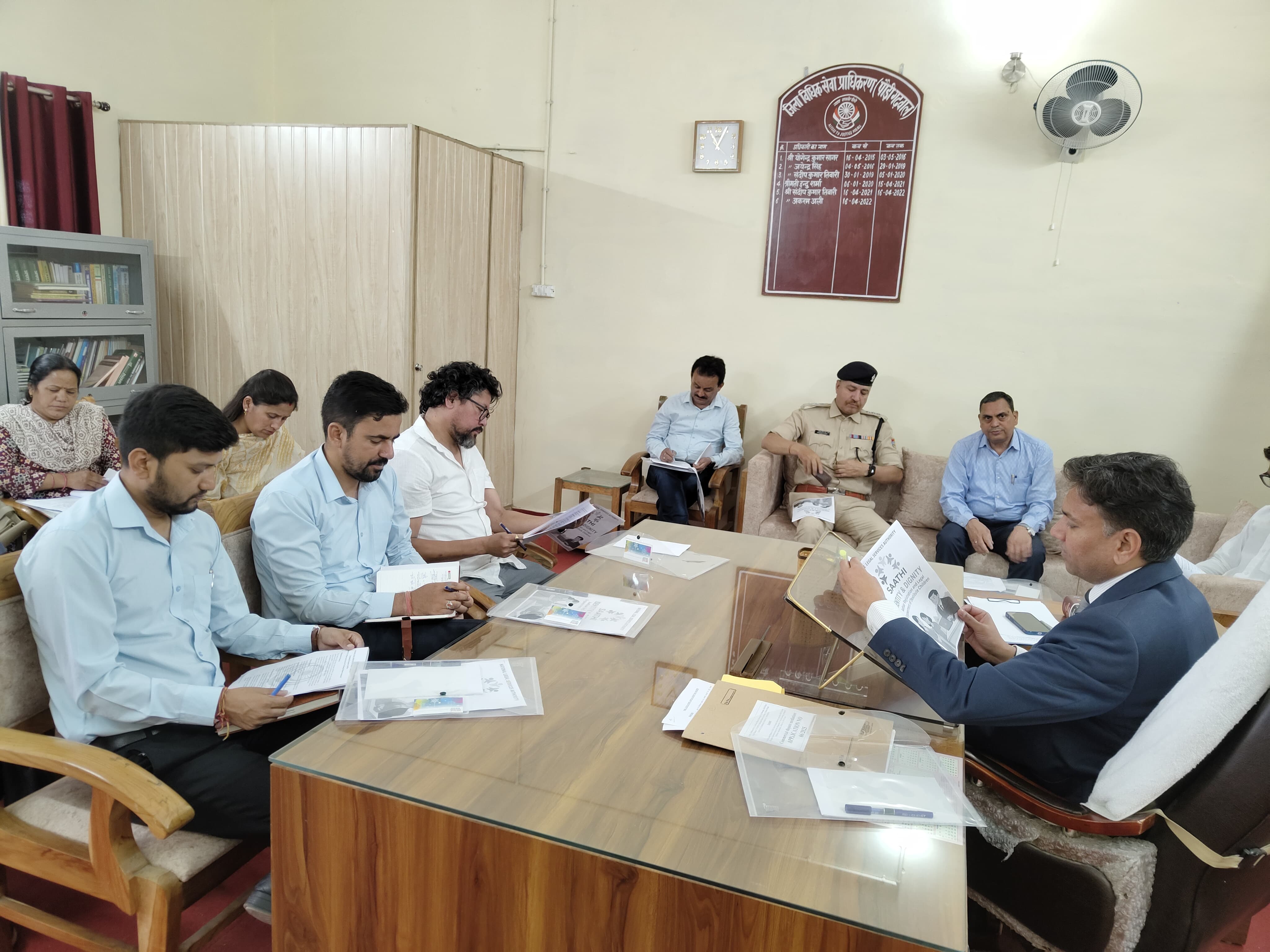 पौड़ी में बैठक लेते हुए जिला विधिक प्राधिकरण के सचिव पौड़ी में बैठक लेते हुए जिला विधिक प्राधिकरण के सचिव