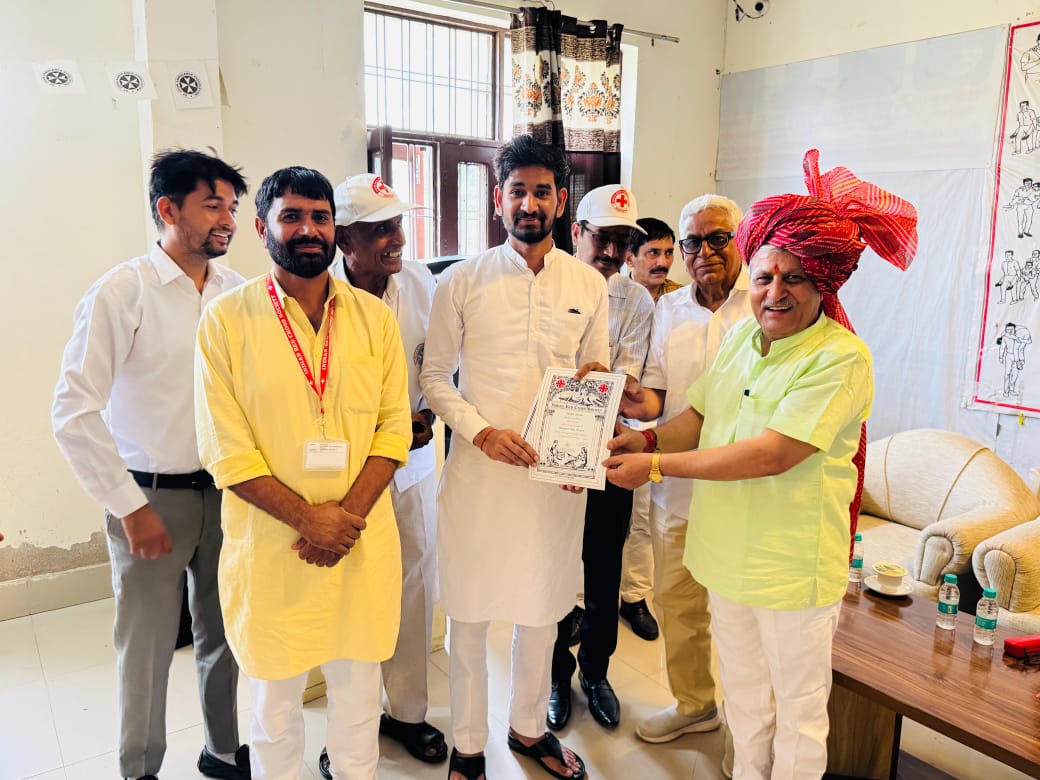 प्रमाण-पत्र देकर सम्मानित करते महासचिव महेश जोशी। प्रमाण-पत्र देकर सम्मानित करते महासचिव महेश जोशी।