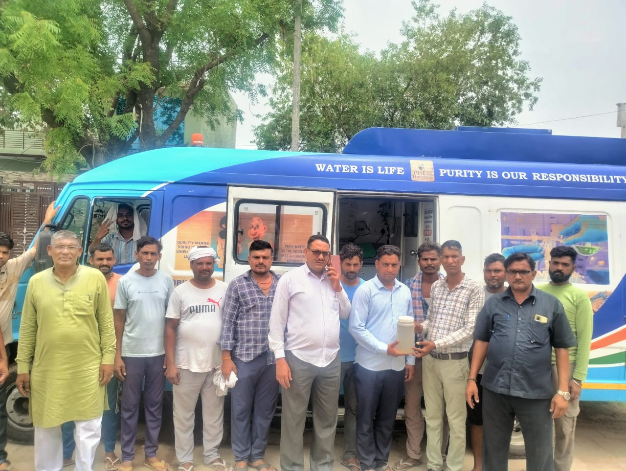 जनस्वास्थ्य अभियांत्रिकी विभाग की मोबाइल वैन के साथ मौजूद अधिकारी व ग्रामीण। जनस्वास्थ्य अभियांत्रिकी विभाग की मोबाइल वैन के साथ मौजूद अधिकारी व ग्रामीण।
