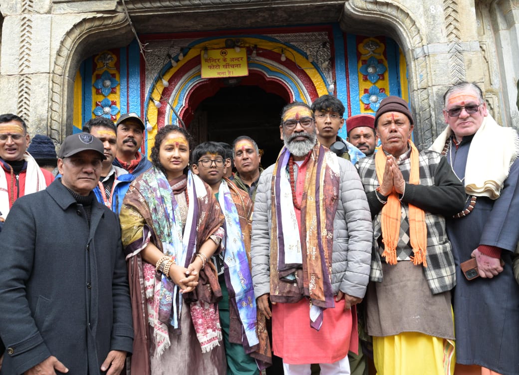 झारखंड के मुख्यमंत्री हेमंत सोरेन परिवार संग केदारनाथ में। झारखंड के मुख्यमंत्री हेमंत सोरेन परिवार संग केदारनाथ में।