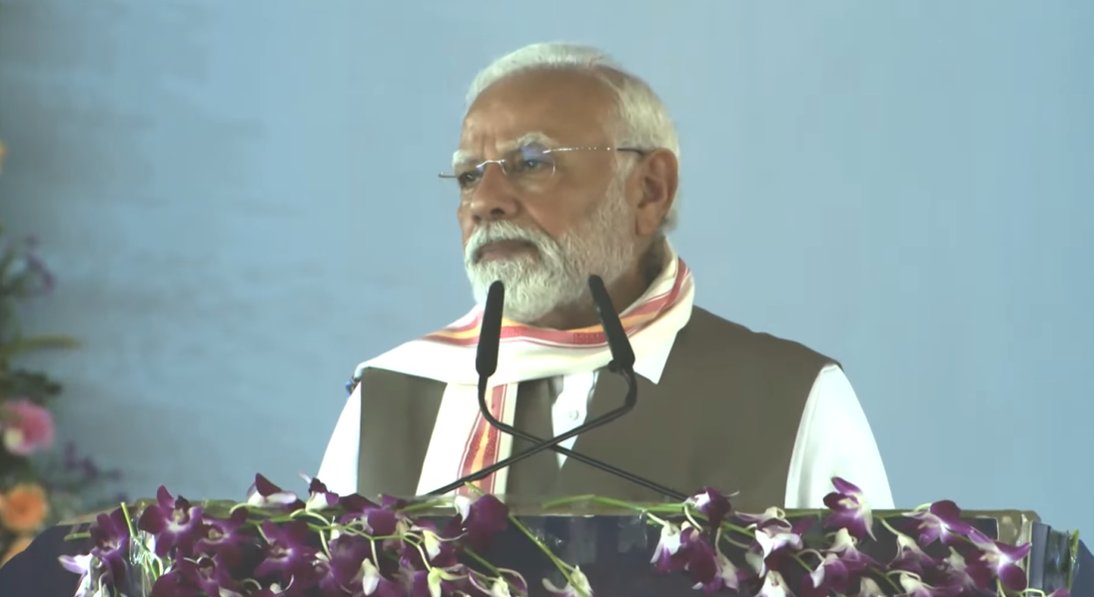 प्रधानमंत्री नरेन्द्र मोदी शुक्रवार को बिहार में जनसभा को संबोधित करते हुए प्रधानमंत्री नरेन्द्र मोदी शुक्रवार को बिहार में जनसभा को संबोधित करते हुए