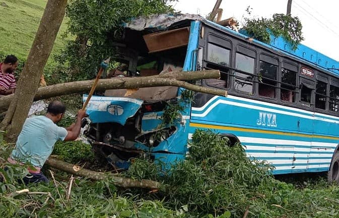 दक्षिण दिनाजपुर में बस दुर्घटनाग्रस्त दक्षिण दिनाजपुर में बस दुर्घटनाग्रस्त