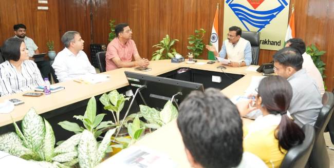 देहरादून के यातायात प्रबंधन काे लेकर अधिकारियाें के साथ बैठक करते सीएस। देहरादून के यातायात प्रबंधन काे लेकर अधिकारियाें के साथ बैठक करते सीएस।