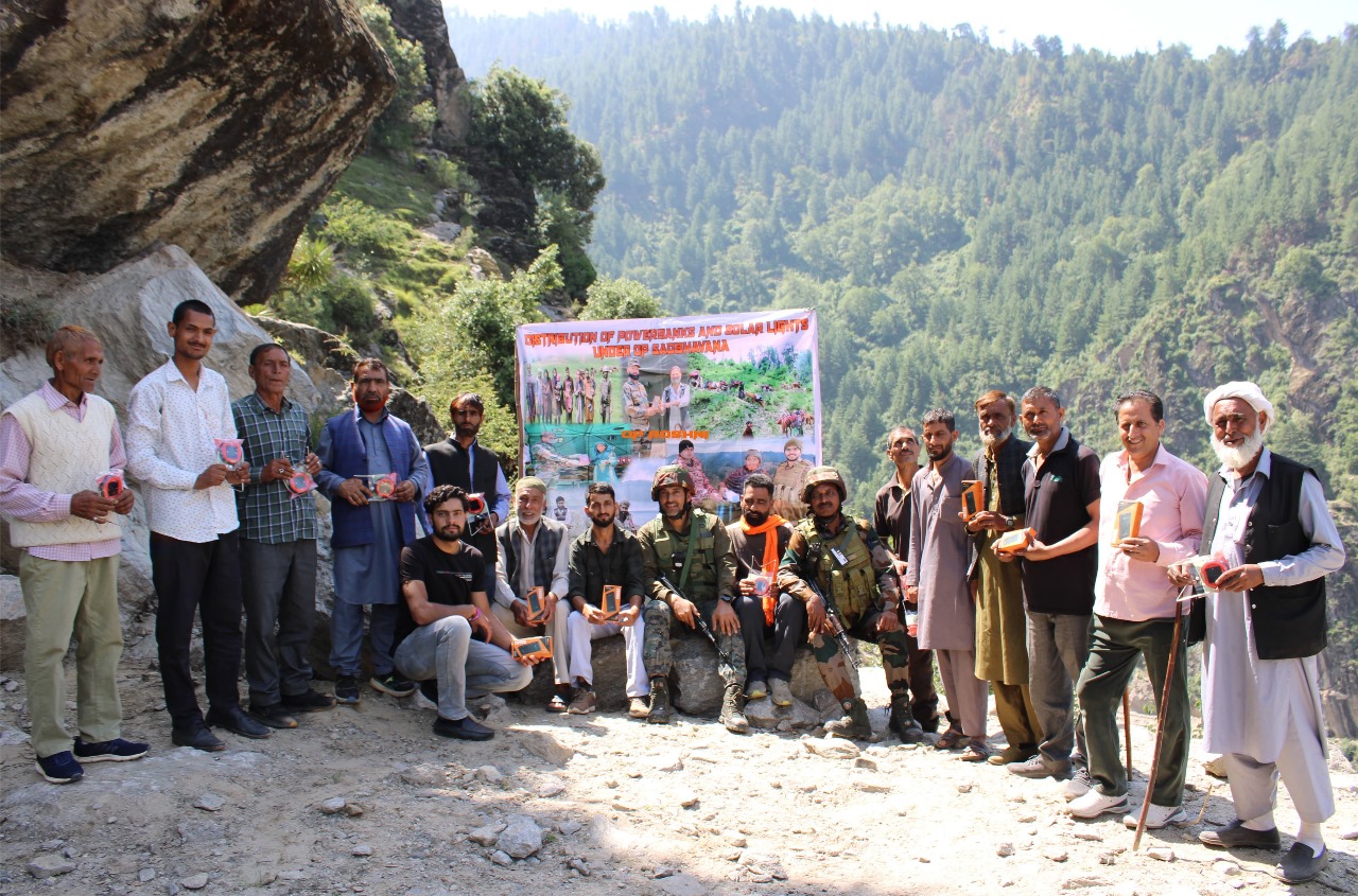 जरूरतमंदों को सोलर लाइट व पावर बैंक वितरित किए जरूरतमंदों को सोलर लाइट व पावर बैंक वितरित किए