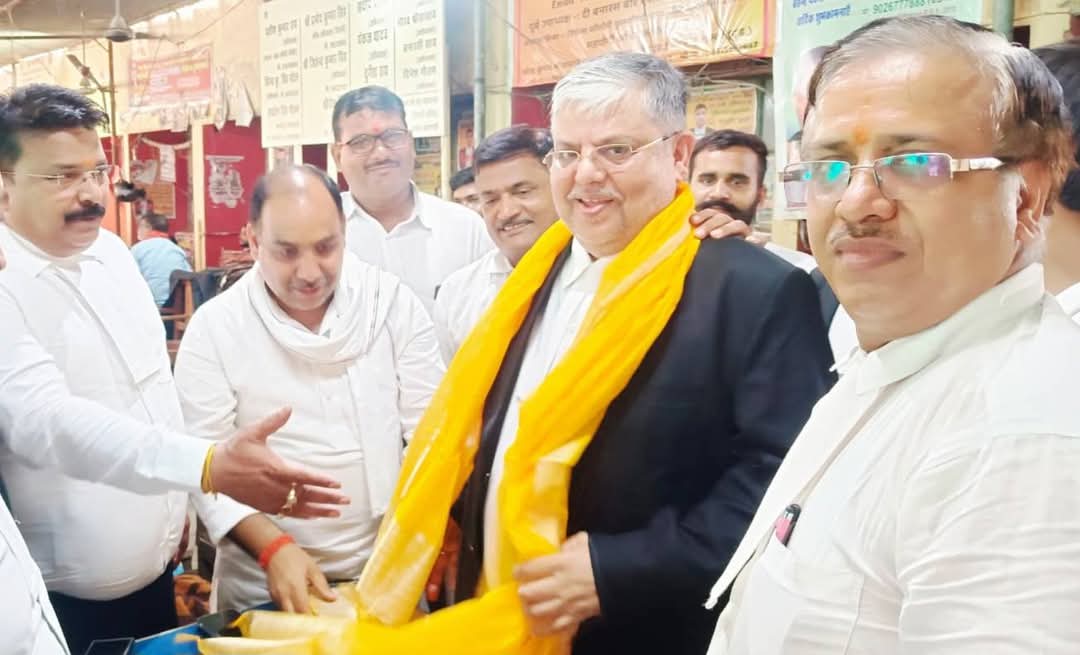 अधिवक्ता श्रीनाथ त्रिपाठी को बधाई देते कांग्रेस के नेता अधिवक्ता श्रीनाथ त्रिपाठी को बधाई देते कांग्रेस के नेता