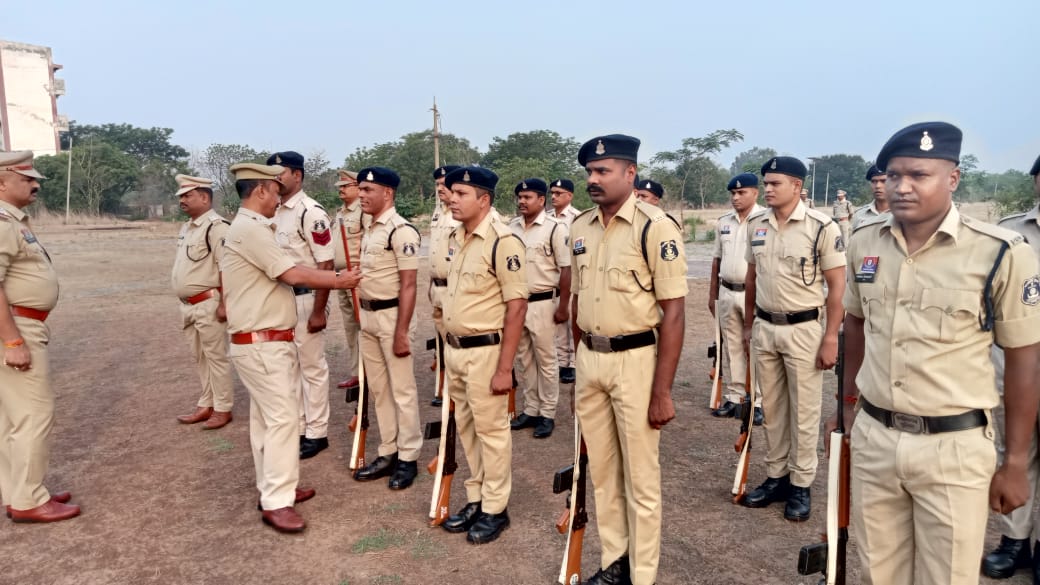 नव पदस्थ पुलिस अधीक्षक जांजगीर चांपा विजय कुमार पाण्डेय (IPS) ने रक्षित केंद्र में आयोजित जनरल परेड का निरीक्षण किया गया नव पदस्थ पुलिस अधीक्षक जांजगीर चांपा विजय कुमार पाण्डेय (IPS) ने रक्षित केंद्र में आयोजित जनरल परेड का निरीक्षण किया गया