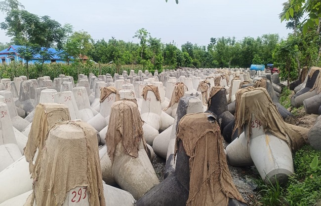 बाढ़ की रोकथाम के लिए तैयार किये गए टेट्रापॉड संरचना बाढ़ की रोकथाम के लिए तैयार किये गए टेट्रापॉड संरचना