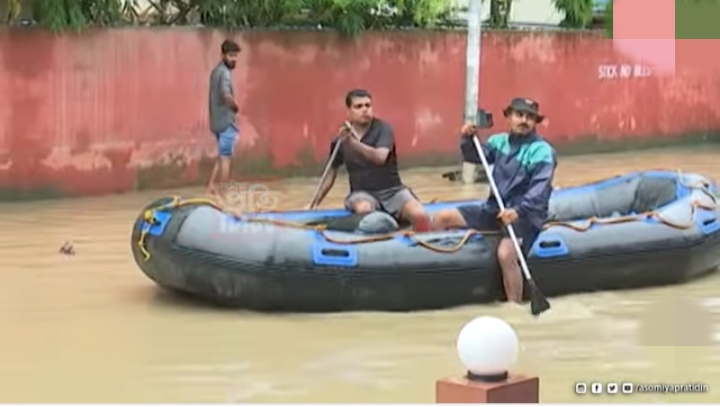 दो दिनों से हो रही मुसलाधार बारिश के बाद गुवाहाटी में जल जमाव के कारण सड़क पर चल रहे नाव की तस्वीर। दो दिनों से हो रही मुसलाधार बारिश के बाद गुवाहाटी में जल जमाव के कारण सड़क पर चल रहे नाव की तस्वीर।