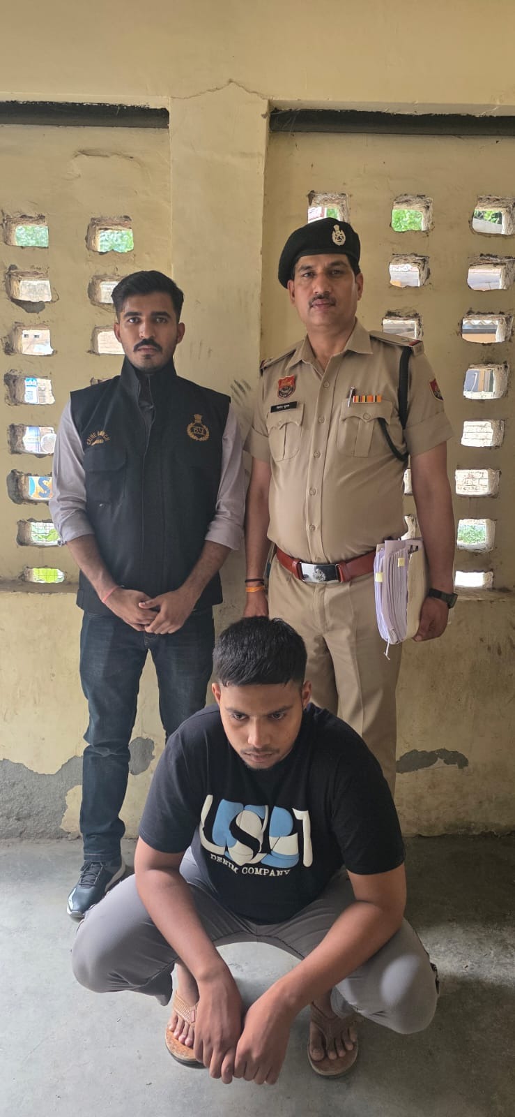 गिरफ्तार किया गया आरोपित गिरफ्तार किया गया आरोपित