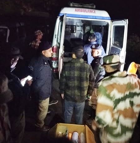 दुर्घटना स्थल में बचाव कार्य के लिए तैनात एम्बुलेंस।