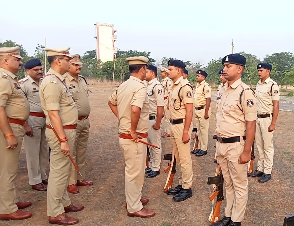 नव पदस्थ पुलिस अधीक्षक जांजगीर चांपा विजय कुमार पाण्डेय (IPS) ने रक्षित केंद्र में आयोजित जनरल परेड का निरीक्षण किया गया नव पदस्थ पुलिस अधीक्षक जांजगीर चांपा विजय कुमार पाण्डेय (IPS) ने रक्षित केंद्र में आयोजित जनरल परेड का निरीक्षण किया गया