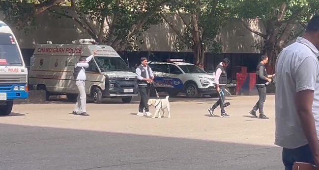 सचिवालय में जांच करता डाॅग सकवायड