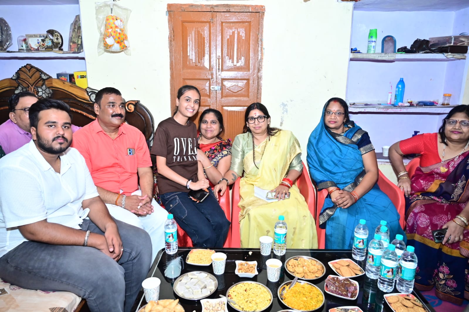 प्रयागराज की पूर्व महापौर ने मऊरानीपुर के सर्राफा कारोबारी के परिवार को दिया 2.40 लाख का चेक का छाया चित्र प्रयागराज की पूर्व महापौर ने मऊरानीपुर के सर्राफा कारोबारी के परिवार को दिया 2.40 लाख का चेक का छाया चित्र