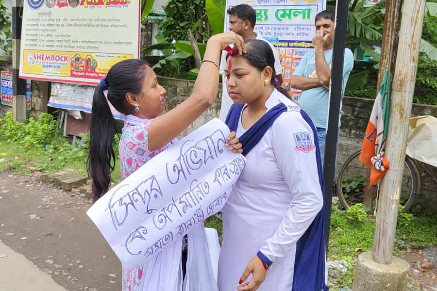 महिला मोर्चा के कार्यकर्ताओं ने महिला पुलिस कर्मियों को जबरन लगाया सिंदूर महिला मोर्चा के कार्यकर्ताओं ने महिला पुलिस कर्मियों को जबरन लगाया सिंदूर