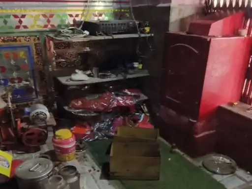 मंदिर में चोरी के बाद बिखरा सामान। मंदिर में चोरी के बाद बिखरा सामान।