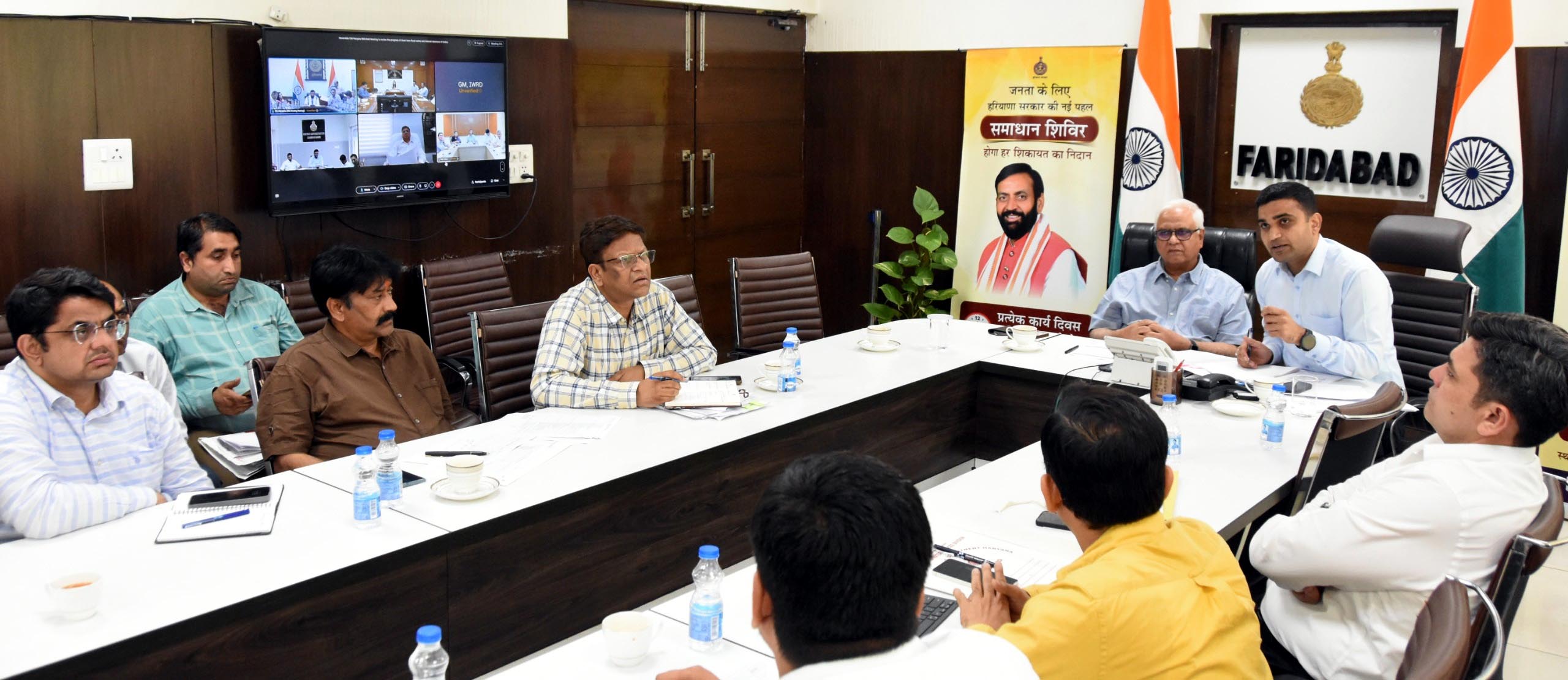 डीसी विक्रम सिंह अधिकारियों की बैठक लेते हुए डीसी विक्रम सिंह अधिकारियों की बैठक लेते हुए