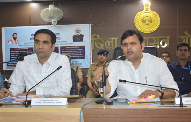 सोनीपत: युवा खेल, अधिकारिता एवं उद्यमिता तथा कानून राज्य मंत्री गौरव गौतम सुनवाई करते हुए। सोनीपत: युवा खेल, अधिकारिता एवं उद्यमिता तथा कानून राज्य मंत्री गौरव गौतम सुनवाई करते हुए।