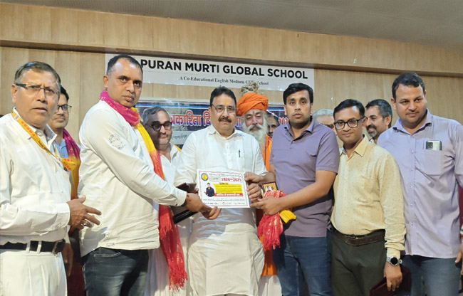 सोनीपत:हिन्दी पत्रकारिता दिवस पर मेहमान प्रतिभाओं को सम्मानित करते हुए। सोनीपत:हिन्दी पत्रकारिता दिवस पर मेहमान प्रतिभाओं को सम्मानित करते हुए।