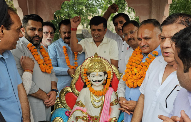 सोनीपत: विधायक निखिल मदान व मेयर राजीव जैन महाराज अरूट चौक का लोकार्पण करते हुए। सोनीपत: विधायक निखिल मदान व मेयर राजीव जैन महाराज अरूट चौक का लोकार्पण करते हुए।