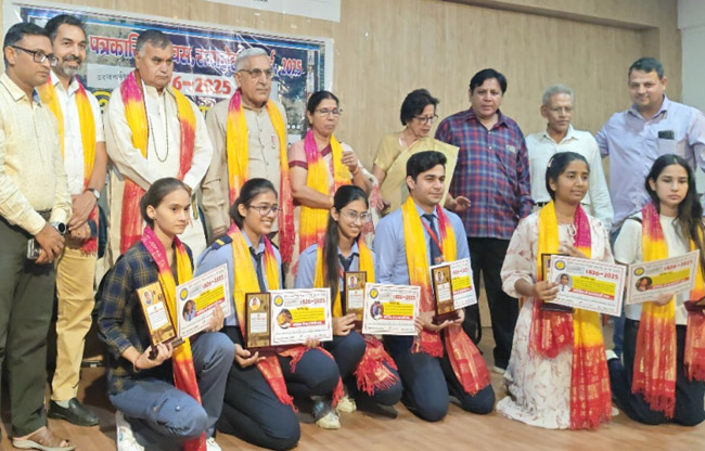 सोनीपत:हिन्दी पत्रकारिता दिवस पर मेहमान प्रतिभाओं को सम्मानित करते हुए। सोनीपत:हिन्दी पत्रकारिता दिवस पर मेहमान प्रतिभाओं को सम्मानित करते हुए।