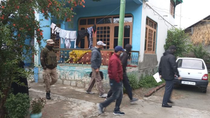 सीआईके इकाई कश्मीर के विभिन्न जिलों में कर रही छापेमारी सीआईके इकाई कश्मीर के विभिन्न जिलों में कर रही छापेमारी