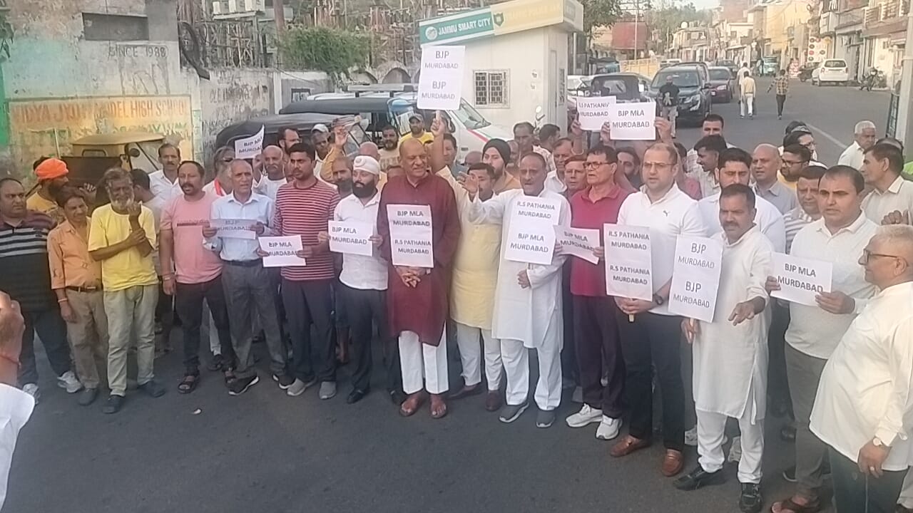 भाजपा विधायक के बयान के खिलाफ कांग्रेस का जोरदार प्रदर्शन, देशद्रोह का केस दर्ज करने की मांग भाजपा विधायक के बयान के खिलाफ कांग्रेस का जोरदार प्रदर्शन, देशद्रोह का केस दर्ज करने की मांग