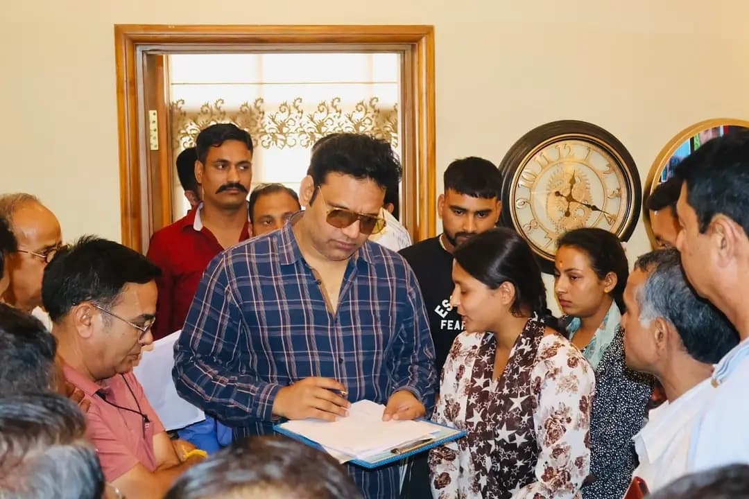जनसमस्याएं सुनते हुए पर्यटन निगम के अध्यक्ष। जनसमस्याएं सुनते हुए पर्यटन निगम के अध्यक्ष।