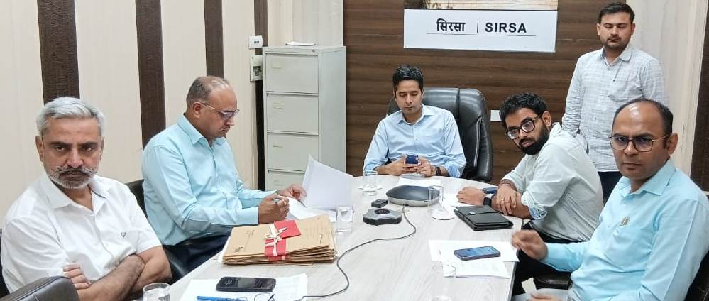 अधिकारियों के साथ समीक्षा बैठक करते उपायुक्त। अधिकारियों के साथ समीक्षा बैठक करते उपायुक्त।