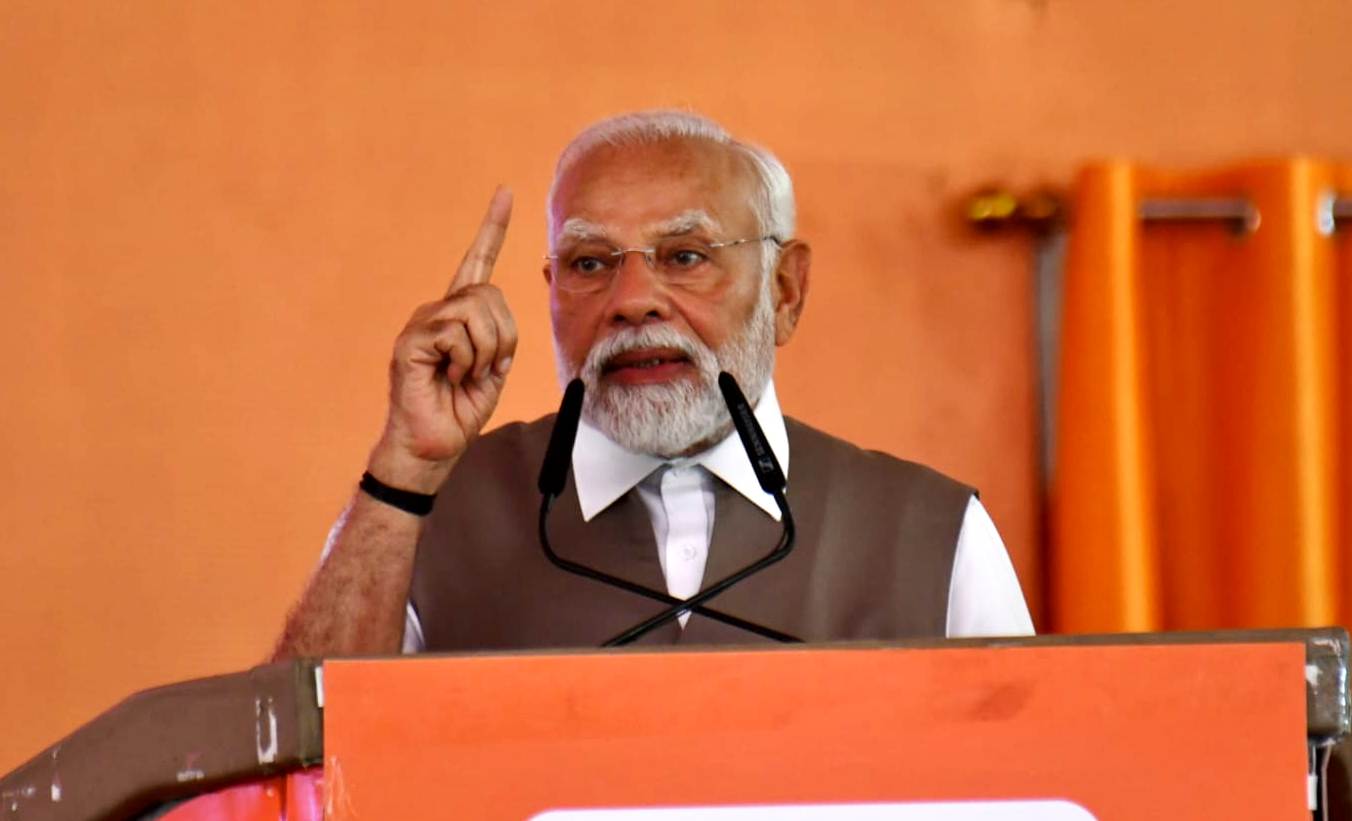 कानपुर में संबोधित करते प्रधानमंत्री मोदी कानपुर में संबोधित करते प्रधानमंत्री मोदी