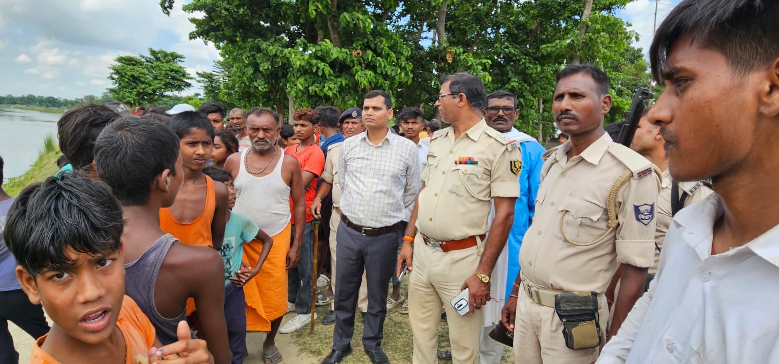 सिकरहना नदी तट पर लगी ग्रामीणो की भीड़ सिकरहना नदी तट पर लगी ग्रामीणो की भीड़