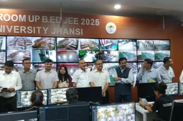 कंट्रोल रूम में अधिकारियों से जानकारी लेते कुलपति कंट्रोल रूम में अधिकारियों से जानकारी लेते कुलपति