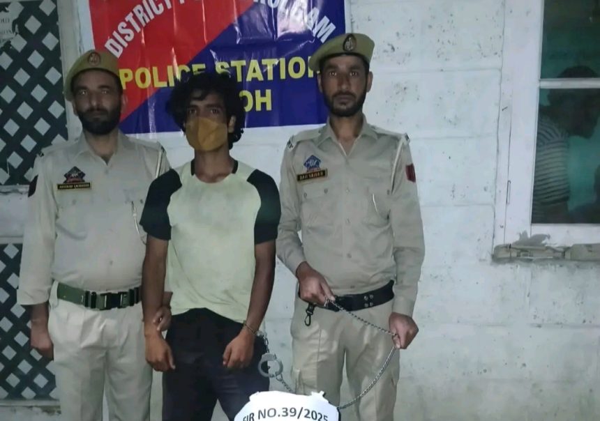 कुलगाम से एक नशा तस्कर गिरफ्तार, प्रतिबंधित पदार्थ चरस बरामद कुलगाम से एक नशा तस्कर गिरफ्तार, प्रतिबंधित पदार्थ चरस बरामद